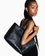 Bolso shopping logotipo en relieve y colgante metálico black